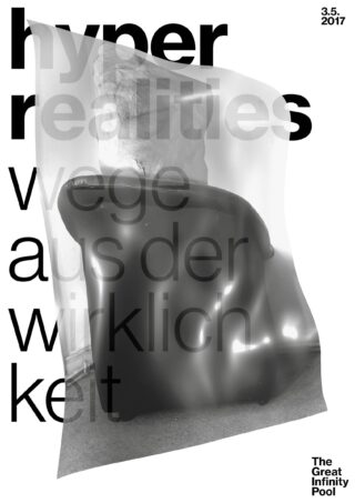 Ein verzerrtes Schwarzweißfoto eines Stuhls und einer Säule ist mit großem, transparentem deutschem Text und Veranstaltungsdetails in den Ecken überlagert.