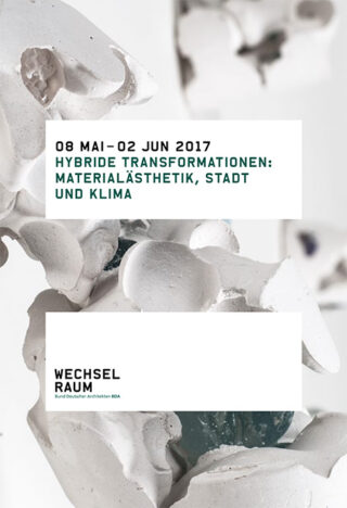 Plakat für „Hybride Transformationen: Materialästhetik, Stadt und Klima“, vom 8. Mai bis 2. Juni 2017 im Wechsel Raum, überlagert mit abstrakten weißen skulpturalen Formen.