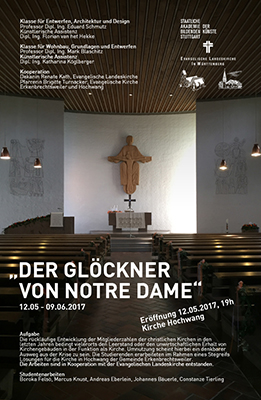 Das Plakat für „Der Glöckner von Notre Dame“ zeigt einen modernen Kircheninnenraum mit Holzdecke, Kirchenbänken, einem großen Kruzifix und mit weißer Schrift darübergelegten Veranstaltungsdetails.