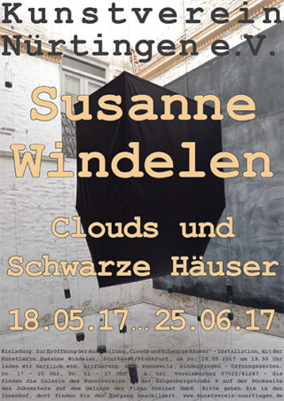 Plakat zur Kunstausstellung von Susanne Windelen mit dem Titel „Wolken und Schwarze Häuser“ im Kunstverein Nürtingen vom 18.05.17 bis 25.06.17 mit einem schwebenden schwarzen Objekt.