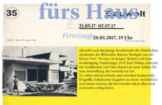 Ausstellungsflyer mit Abbildung eines modernistischen Gebäudes, Veranstaltungsdaten und deutschem Text, der eine Kunstausstellung zum Thema Architektur von Studenten der Akademie der Bildenden Künste Stuttgart beschreibt.