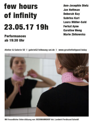 Eine Frau steht vor einem Spiegel und bindet sich einen rosa Schal um den Hals. Veranstaltungsdetails und Künstlernamen für „few hours of infinity“ am 23.05.17 um 19 Uhr sind rechts aufgeführt.