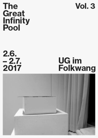Schwarzer Text auf weißem Hintergrund kündigt die Ausstellung „The Great Infinity Pool Vol. 3“ mit Terminen vom 2.6.–2.7.2017 im UG im Folkwang an, über einem Schwarzweißfoto einer minimalistischen Skulptur.