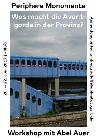 Plakat zum Workshop „Periphere Monumente“ mit blauem Zug und Treppe, Veranstaltungstermin (20.–22. Juni 2017) und Kontaktinformationen; Schwerpunktthema: Avantgarde im ländlichen Raum.