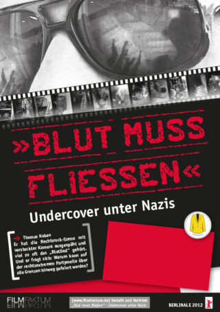 Poster für den Dokumentarfilm „Blut muss fließen – Undercover unter Nazis“ mit einer Nahaufnahme von Sonnenbrillen, in denen sich Figuren spiegeln, und fettem roten Text auf einem Filmstreifen-Hintergrund.