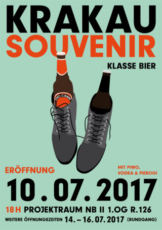 Plakat mit zwei Bierflaschen als Beine und Schuhe, das für eine Souvenir-Veranstaltung mit Krakau-Thema am 10. Juli 2017 mit polnischen Speisen und Getränken im Projektraum NB in Deutschland wirbt.