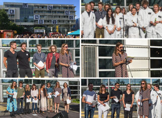 Eine Collage zeigt im Freien versammelte Menschen, einige halten Dokumente oder Auszeichnungen in den Händen, im Hintergrund ist ein großes Gebäude zu sehen und eine Gruppe trägt weiße Overalls.