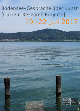 Blick auf einen ruhigen See mit Holzstufen, die ins Wasser führen, bewaldete Hügel im Hintergrund und eingeblendeter Text zu einer Kunstforschungsveranstaltung vom 19.–22. Juli 2017.