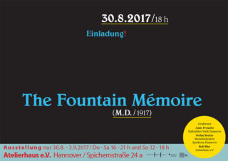 Einladungsplakat zur Veranstaltung mit dem Titel „The Fountain Mémoire (M.D. / 1917)“, Angaben zu Ausstellungsdaten, -zeiten und -ort in Hannover sowie einem gelben Kreis mit einer Liste der Mitwirkenden.