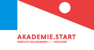 Geometrische Grafik mit blauen, roten und weißen Formen, mit dem Text „AKADEMIE.START HERZLICH WILLKOMMEN ------ WELCOME“ in Rot.