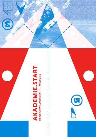 Abstrakte Grafik mit geometrischen Formen in Rot, Blau und Weiß und dem mittig vertikal angeordneten Text „AKADEMIE.START HERZLICH WILLKOMMEN – WELCOME“.