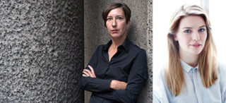 Zwei Frauen, eine mit kurzen braunen Haaren und einem schwarzen Hemd, stehen vor einer strukturierten Wand, und eine mit langen blonden Haaren und einem hellen Hemd vor einem weißen Hintergrund.