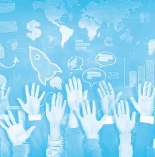 Im Vordergrund mehrere erhobene Hände, im Hintergrund Geschäfts- und Kommunikationssymbole, Grafiken und eine Weltkarte.