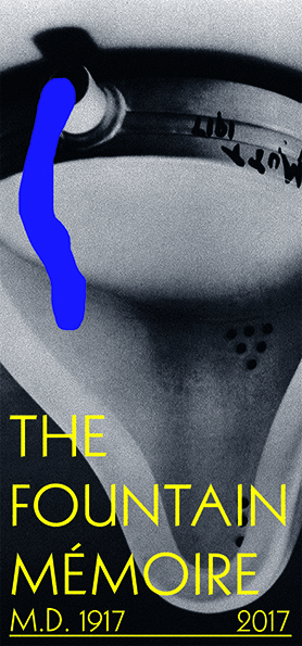 Ein Schwarzweißfoto eines Urinals mit blauer Farbe und dem Text „The Fountain Mémoire, M.D. 1917, 2017“ in gelber Schrift.