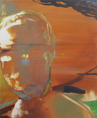 Abstraktes Gemälde einer menschlichen Figur mit undeutlichen Gesichtszügen vor einem warmen orangefarbenen Hintergrund, wobei dunkle und grüne Pinselstriche Schatten und Formen andeuten.
