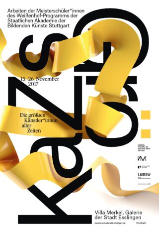 Plakat für eine Kunstausstellung mit großem abstrakten gelben Band und fettem schwarzen Text, mit Datum, Ort und Veranstaltungsdetails auf Deutsch.