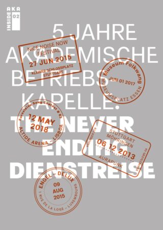 Graues Plakat mit überlappenden kreisförmigen Festivalstempeln, Daten und Orten in Braun und Orange, die teilweise einen fettgedruckten weißen deutschen Text über eine Jubiläumsveranstaltung verdecken.