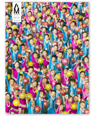 Eine große Gruppe von Kindern in aufeinander abgestimmten blauen und rosa Outfits hält bunte Bälle und posiert zusammen in einer dichten Formation.