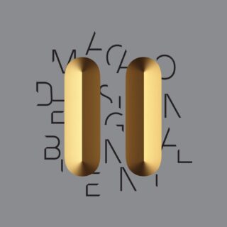 Zwei vertikale, goldene, pillenförmige Objekte auf grauem Hintergrund mit verstreuten schwarzen Großbuchstaben dahinter.