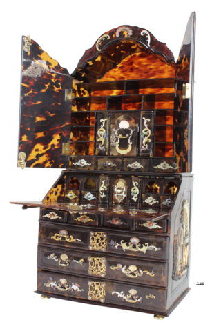 Ein Vintage-Schreibschrank mit kunstvoller Einlage, mehreren Schubladen und Fächern, mit offenen Türen und einer Schreibtischoberfläche mit herunterklappbarer Vorderseite.