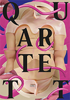Ein verzerrter Schaufensterpuppentorso mit den darüber gelegten schwarzen Buchstaben „QUARTET“ und rosafarbenen, bandartigen Formen, die sich durch das Bild schlängeln.