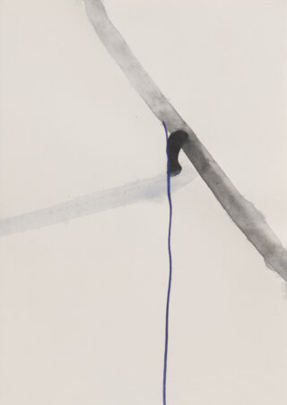Abstraktes Aquarellbild mit zwei sich kreuzenden grauen Pinselstrichen und einer einzelnen dünnen vertikalen blauen Linie, die von einem dunklen Punkt an ihrem Treffpunkt nach unten verläuft, auf einem weißen Hintergrund.