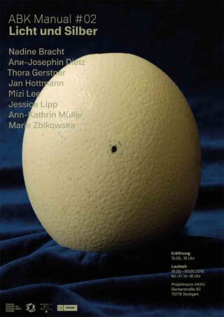 Eine Nahaufnahme eines Straußeneis auf schwarzem Hintergrund mit einem Text, der Namen und Veranstaltungsdetails für „ABK Manual #02 Licht und Silber“ in Stuttgart auflistet.