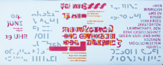 Plakat mit überlappendem deutschen und stilisiertem Text in Rot und Blau, das eine Veranstaltung an der Akademie der Bildenden Künste Stuttgart am 4. Juni um 19 Uhr ankündigt, mit zusätzlichen Zitaten und Details.