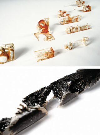 Zwei abstrakte skulpturale Kunstwerke auf weißem Hintergrund: Der obere Teil zeigt gruppierte, fragmentierte beige Formen, der untere ein dunkles, gezacktes, längliches Objekt mit glänzender Textur.