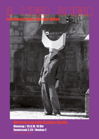 Eine Person steht im Freien und trägt eine große, abstrakte Kopfbedeckung, die an ein umgedrehtes „U“ erinnert. Einzelheiten zur Veranstaltung sind mit deutschem Text überlagert.