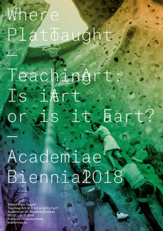 Menschen klettern an einer Indoor-Kletterwand hoch, über die ein Text mit dem Titel „Where Plato Taught“ (Wo Plato lehrte) für die Academiae-Biennale 2018 wirbt und die Definition von Kunst hinterfragt.