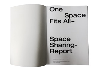 Eine aufgeschlagene Broschüre zeigt eine linke leere Seite und eine rechte Seite mit großem schwarzem Text, auf dem steht: „Ein Raum passt für alle – Bericht zur Raumaufteilung.“.