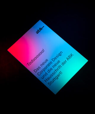 Ein Flyer mit blau-roter Farbverlaufsbeleuchtung zeigt einen deutschen Text, der das neue Corporate Design und die neue Schriftart von ABK Stuttgart ankündigt.