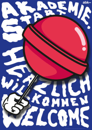 Eine Comic-Hand hält einen großen roten Lutscher vor einem blauen Hintergrund mit der weißen Aufschrift „Akademie Start Herzlich Willkommen“.