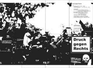 Schwarzweißbild einer Protestkundgebung mit Menschen, die Schilder halten; der deutsche Text lautet „Druck gegen Rechts“ und in der oberen rechten Ecke sind Einzelheiten zur Veranstaltung aufgeführt.