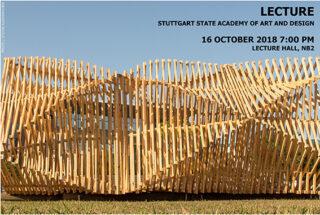 Holzarchitektur im Außenbereich mit Ankündigungstext für eine Vorlesung an der Staatlichen Akademie der Bildenden Künste Stuttgart am 16. Oktober 2018, 19 Uhr, im Hörsaal NB2.