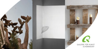 Eine Collage mit einer Vogelskulptur, einer Wandzeichnung eines Hutes und kleinen Skulpturen auf einem Holzregal, daneben das Logo der Galerie für Kunst Schorndorf.
