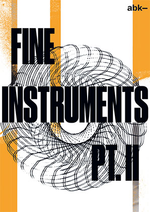 Poster mit dem fettgedruckten Text „FINE INSTRUMENTS PT. II“ über einem geometrischen Drahtgitterdesign und vertikalen orangefarbenen Streifen; „abk–“ steht in der oberen rechten Ecke.