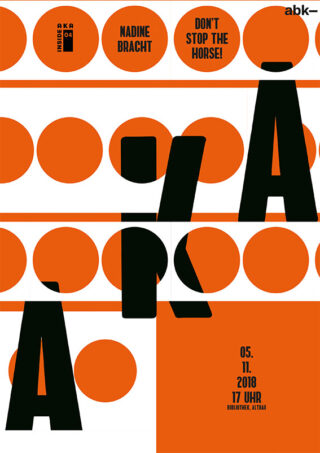 Fettgedruckte schwarze Buchstaben „A“, „R“ und „Å“ überlagern sich auf einem Hintergrund aus großen orangefarbenen Punkten; Veranstaltungsdetails für „Nadine Bracht“ und „Don‘t Stop the Horse!“ am 05.11.2018 in Weiß und Orange.