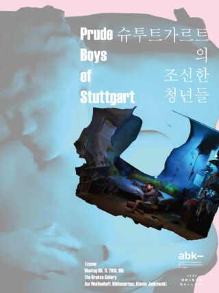 Poster für die Show „Prude Boys of Stuttgart“, auf dem eine Person in einem schwach beleuchteten, provisorischen Raum sitzt, umgeben von Stoffwänden und blauer Beleuchtung, mit aufgelisteten Veranstaltungsdetails.