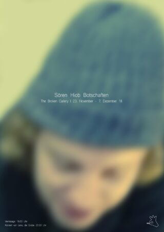 Verschwommenes Bild des Gesichts einer Person mit einer blauen Strickmütze, mit Ausstellungsdetails für Sören Hiob in der Broken Gallery vom 23. November bis 7. Dezember 2018, darüber gelegt mit weißem Text.