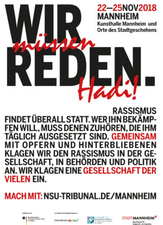 Plakat für die Mannheimer Veranstaltung „Wir müssen reden. Hadi!“ zum Thema Rassismus vom 22.–25. November 2018 mit Details, Handlungsaufruf und Website-Link auf schwarz-rot-weißem Hintergrund.