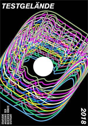 Poster mit dem Wort „TESTGELÄNDE“ oben, bunten Schleifenlinien, die ein Quadrat um einen weißen Kreis bilden, und der Aufschrift „2018“ auf der rechten Seite.