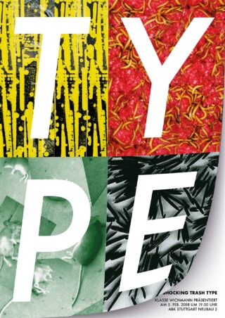 Plakat mit dem Wort „TYPE“ in großen weißen Buchstaben, jeder Buchstabe auf einem farbigen, strukturierten Hintergrund: Gelb, Rot, Grün und Schwarz. Veranstaltungsdetails erscheinen in der unteren rechten Ecke.