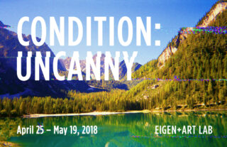 Auf einem digitalen Kunstausstellungsplakat steht über einer Bergseeszene „CONDITION: UNCANNY“, mit den Daten 25. April – 19. Mai 2018 und darunter „EIGEN + ART LAB“.