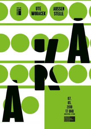 Plakat mit grün-weißen Kreisen, fetten schwarzen Buchstaben „Ä“ und „A“ sowie Veranstaltungshinweisen zu Ute Woraceks „Aussen Stelle“ am 7. Mai 2018 um 17:00 Uhr in der Bibliothek, Altbau.