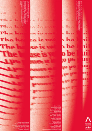 Rot-weißes Plakat mit dem verschwommenen, wiederholten Text „Das Haus ist“ und Spalten mit Namenslisten. Das Logo der Akademie der Schönen Künste erscheint in der oberen rechten Ecke.