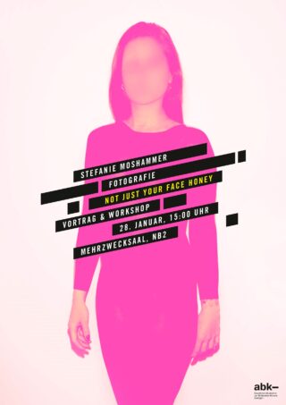Plakat mit einer gesichtslosen Person in Pink, das für einen Fotografie-Vortrag und Workshop von Stefanie Moshammer mit dem Titel „Not Just Your Face Honey“ am 28. Januar im ABK Mehrzwecksaal wirbt.