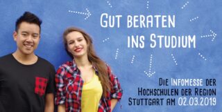 Zwei junge Erwachsene stehen lächelnd vor einer blauen Wand mit deutschem Text, der für eine Universitätsinformationsmesse am 2. März 2019 in Stuttgart wirbt.