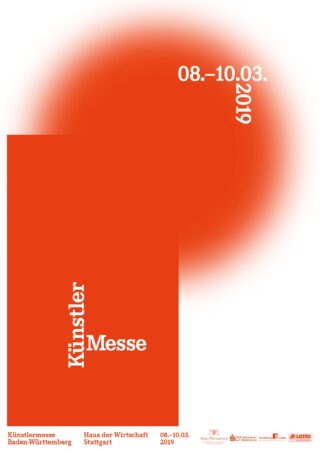 Plakat für die Künstlermesse 2019 in Stuttgart mit roten geometrischen Formen, weißem Text und den Daten 08.–10.03.2019 mit Veranstaltungs- und Ortsangaben unten.